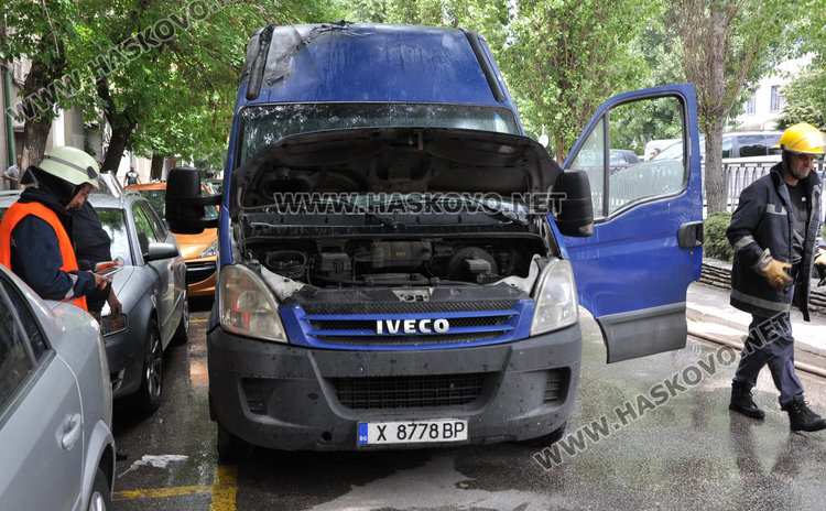 Бус с хладилници пламна пред полицията в Хасково