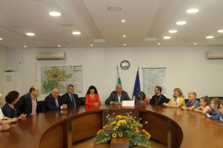 Деца от Санкт Петербург гостуват на Пловдив, разглеждат забележителности в Асеновград