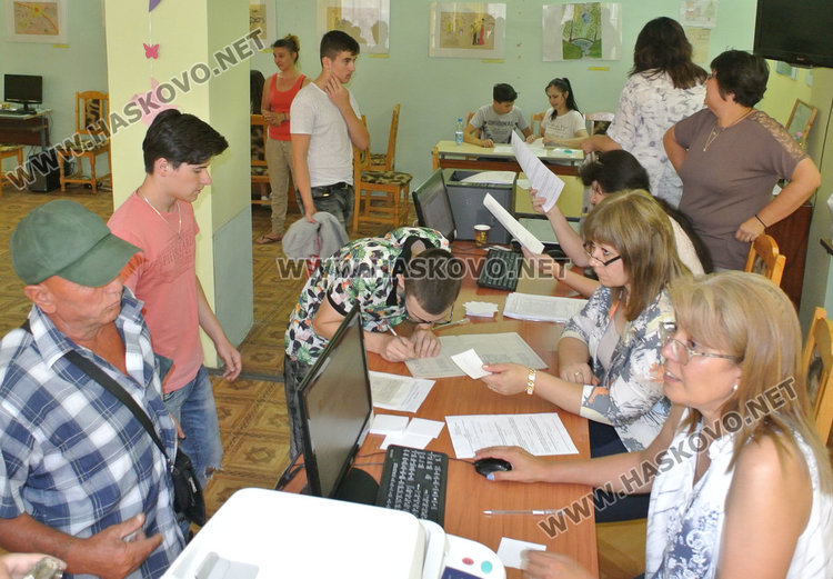Въпреки онлайн регистрацията, много 7-класници подават документи на хартия
