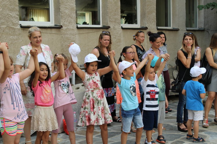 Деца от 8 градини с изложба на пана и картички от природни материали