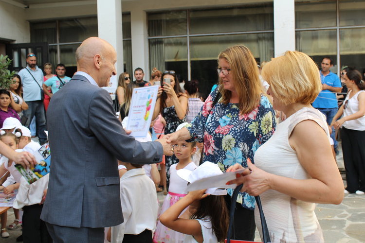 Деца от 8 градини с изложба на пана и картички от природни материали