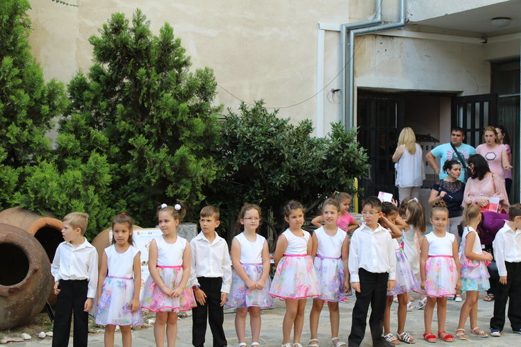 Деца от 8 градини с изложба на пана и картички от природни материали