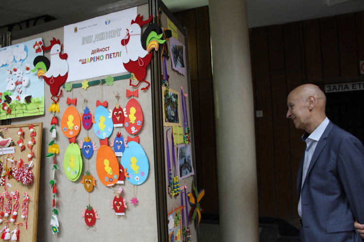 Деца от 8 градини с изложба на пана и картички от природни материали