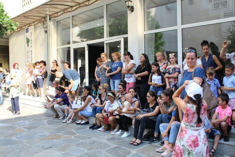 Деца от 8 градини с изложба на пана и картички от природни материали