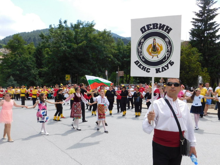 За два дни Девин се превръща в столица на хората