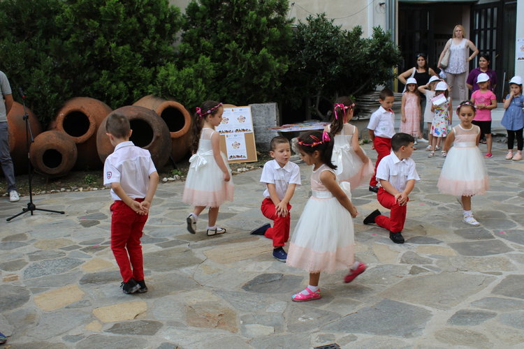 Деца от 8 градини с изложба на пана и картички от природни материали