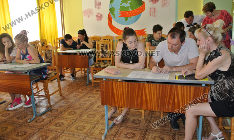 Въпреки онлайн регистрацията, много 7-класници подават документи на хартия