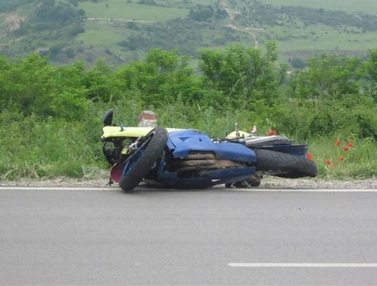 Мотоциклетист катастрофира до гробищата