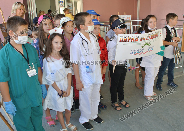 Второкласничка интервюира директорката на “Рилски”, пита за басейн