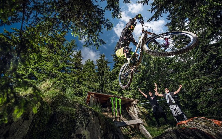 Байкъри от осем страни в зрелищна надпревара в Пампорово