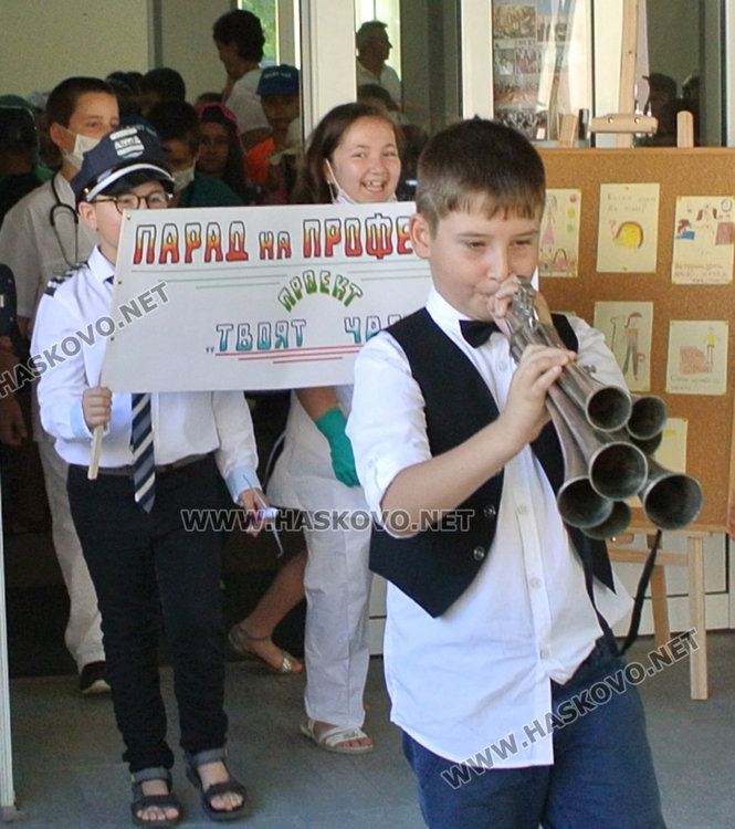 Второкласничка интервюира директорката на “Рилски”, пита за басейн