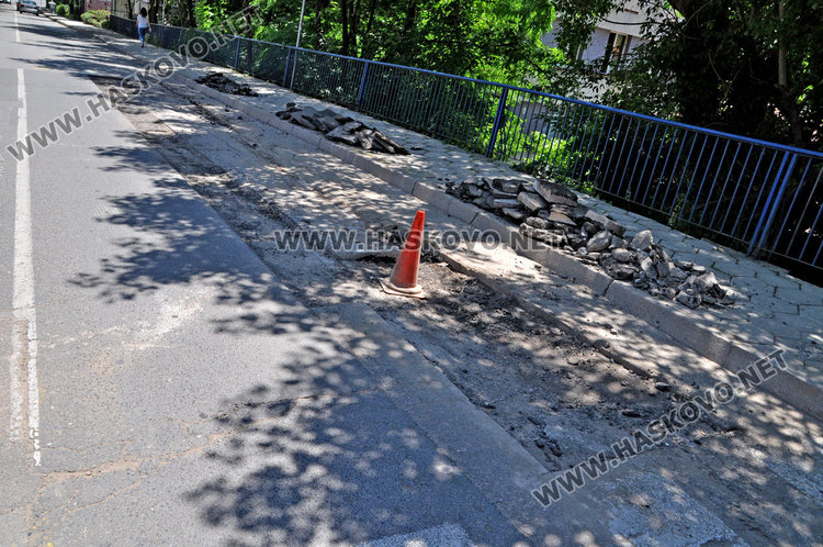 Самотен сигнален конус в огромна яма на “Стара планина” нерви шофьорите