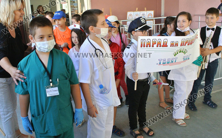 Второкласничка интервюира директорката на “Рилски”, пита за басейн