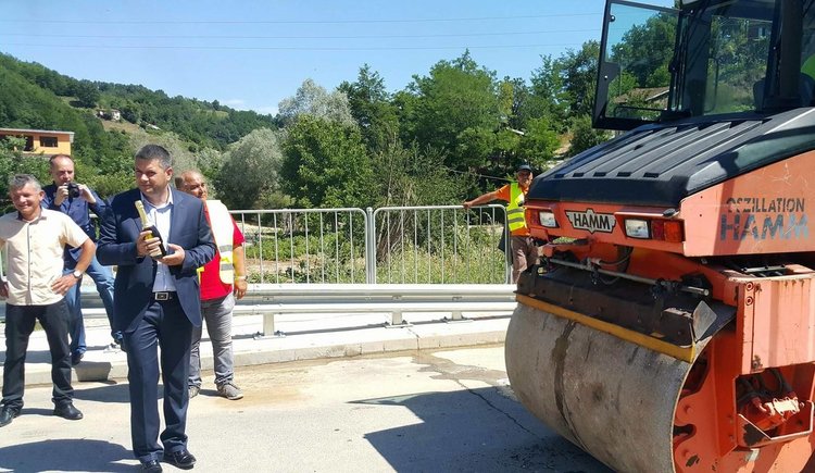 Най-сетне мечтания асфалт на пътя Крайна-Долен