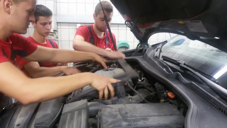 Дуално обучение предлага в Кърджали Професионалната гимназия по електроника и електротехника