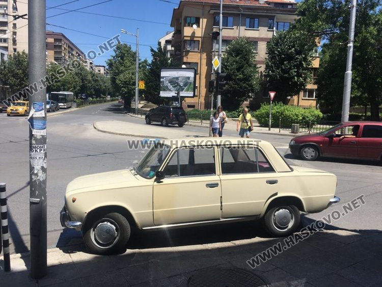 Читател: Вижте поредното безобразно паркиране на пешеходна пътека