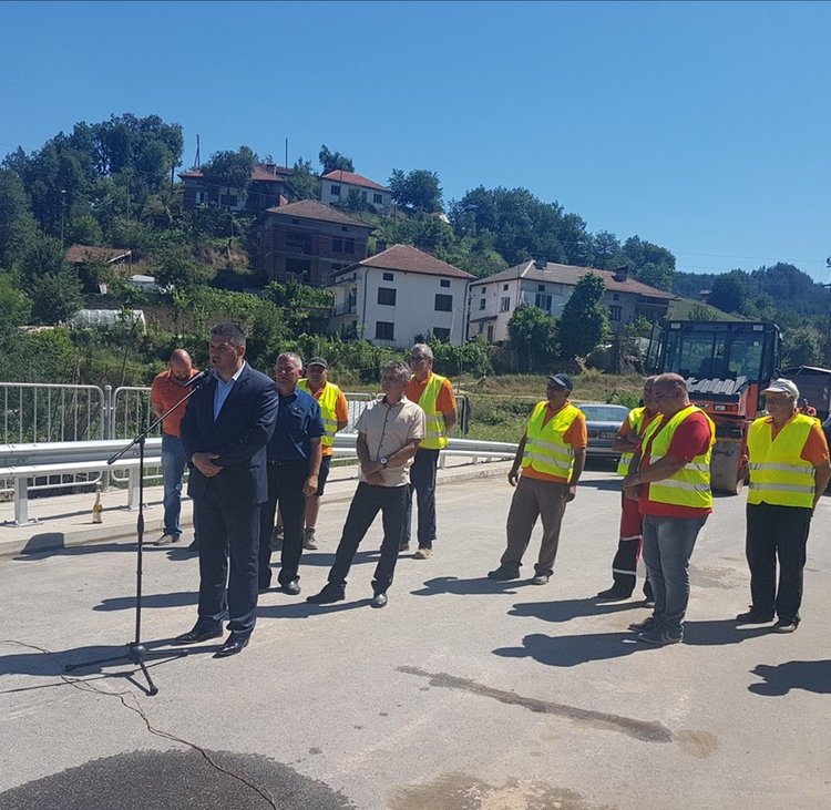 Най-сетне мечтания асфалт на пътя Крайна-Долен