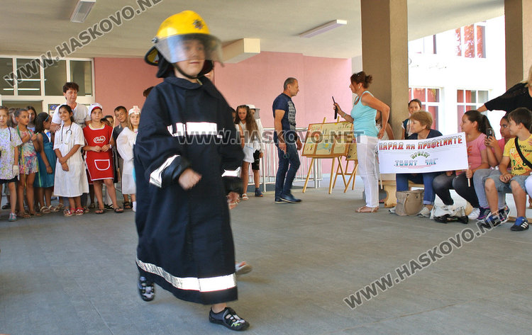 Второкласничка интервюира директорката на “Рилски”, пита за басейн