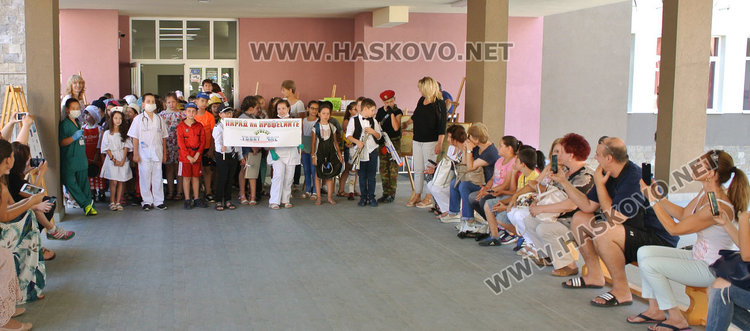 Второкласничка интервюира директорката на “Рилски”, пита за басейн