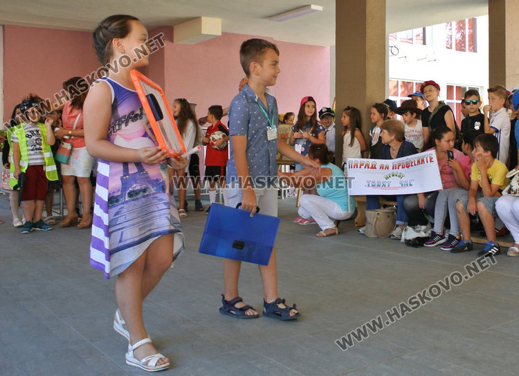 Второкласничка интервюира директорката на “Рилски”, пита за басейн