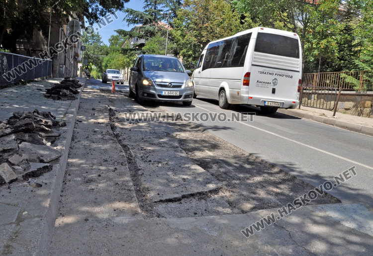 Самотен сигнален конус в огромна яма на “Стара планина” нерви шофьорите