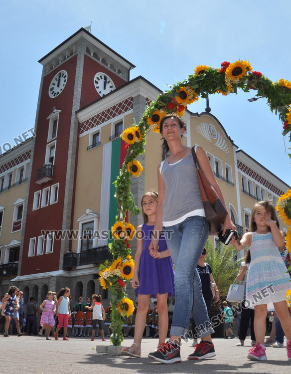 Хасковлии минаха под Еньовденския венец за здраве