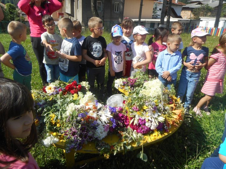 Малчуганите от "Родопчанче" се запознаха с лечебните билки в навечерието на Еньовден