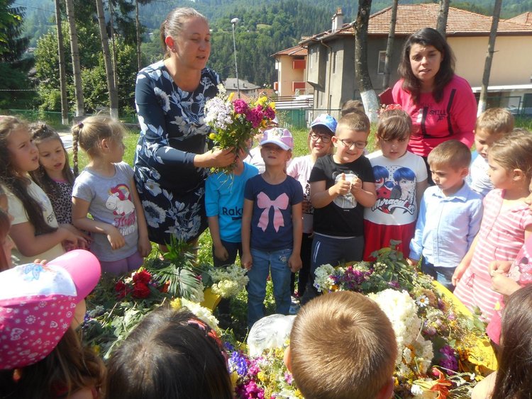Малчуганите от "Родопчанче" се запознаха с лечебните билки в навечерието на Еньовден