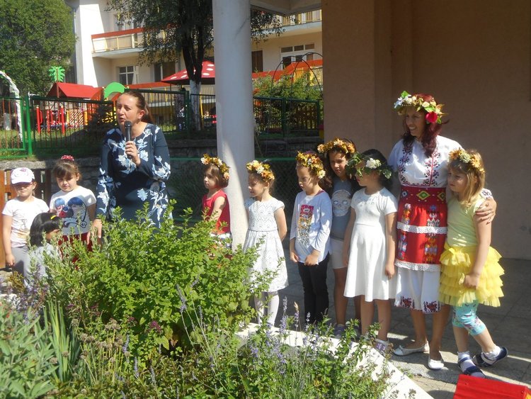 Малчуганите от "Родопчанче" се запознаха с лечебните билки в навечерието на Еньовден