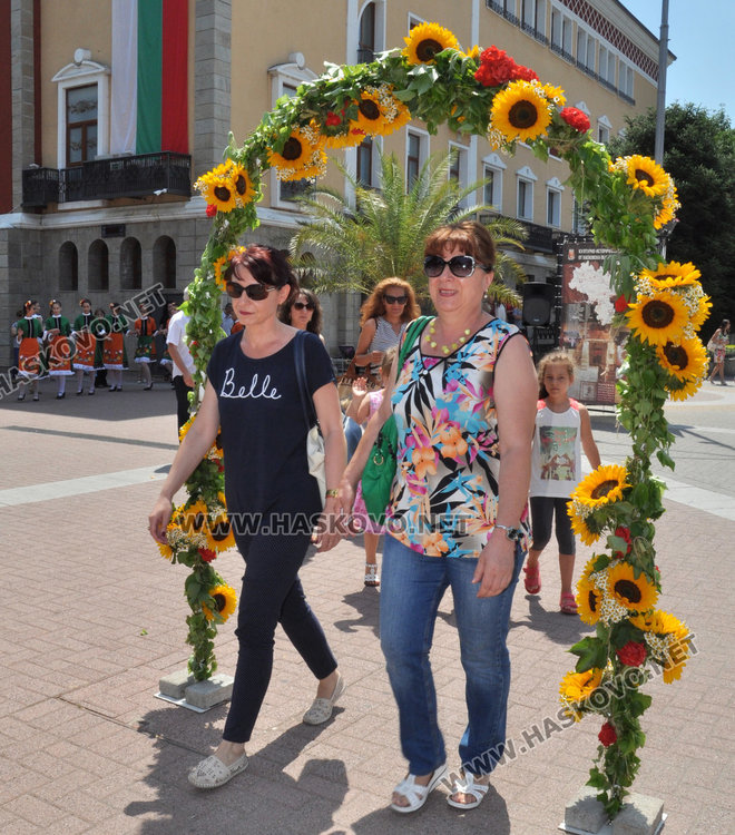 Хасковлии минаха под Еньовденския венец за здраве