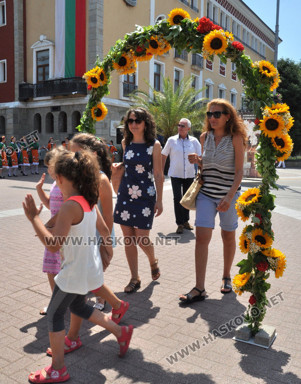 Хасковлии минаха под Еньовденския венец за здраве