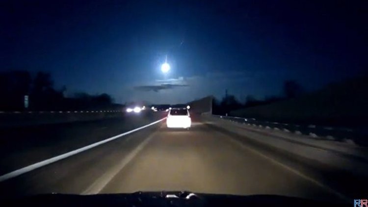 Неизвестен ярко светещ обект падна в Русия (видео)