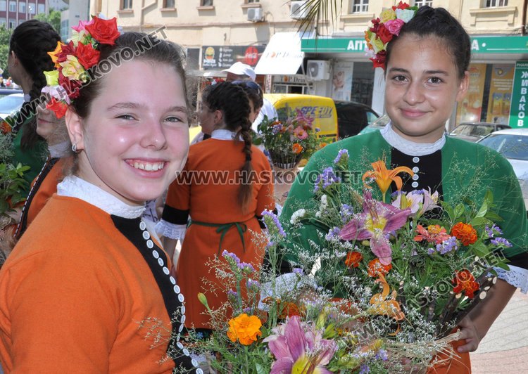 Хасковлии минаха под Еньовденския венец за здраве