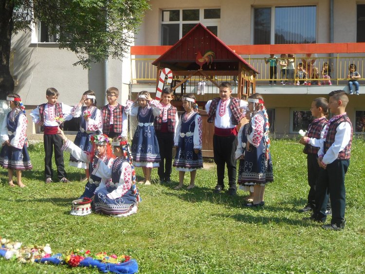 Малчуганите от "Родопчанче" се запознаха с лечебните билки в навечерието на Еньовден