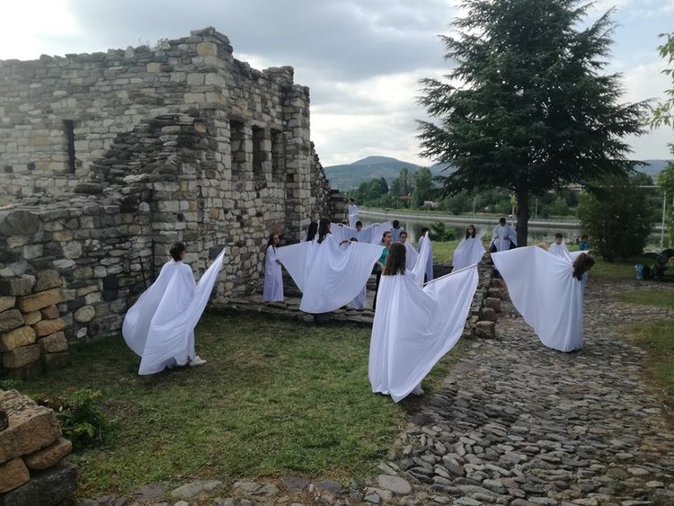 Възпитаниците на Неделното училище при храм „Св. Йоан Предтеча“ в Кърджали отново ще представят театрална постановка за Еньовден