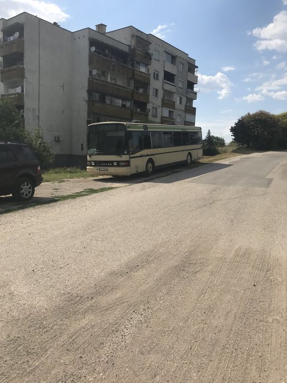 Автобус, загряващ двигател в 5 сутринта, влудява Бадема