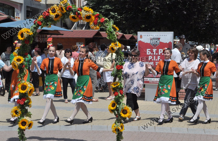 Хасковлии минаха под Еньовденския венец за здраве