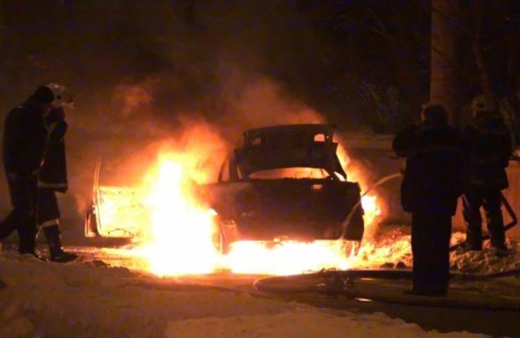 Пламна автоморга тази нощ, огнеборците спасиха сграда и автомобили