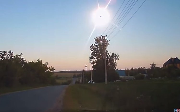 Неизвестен ярко светещ обект падна в Русия (видео)