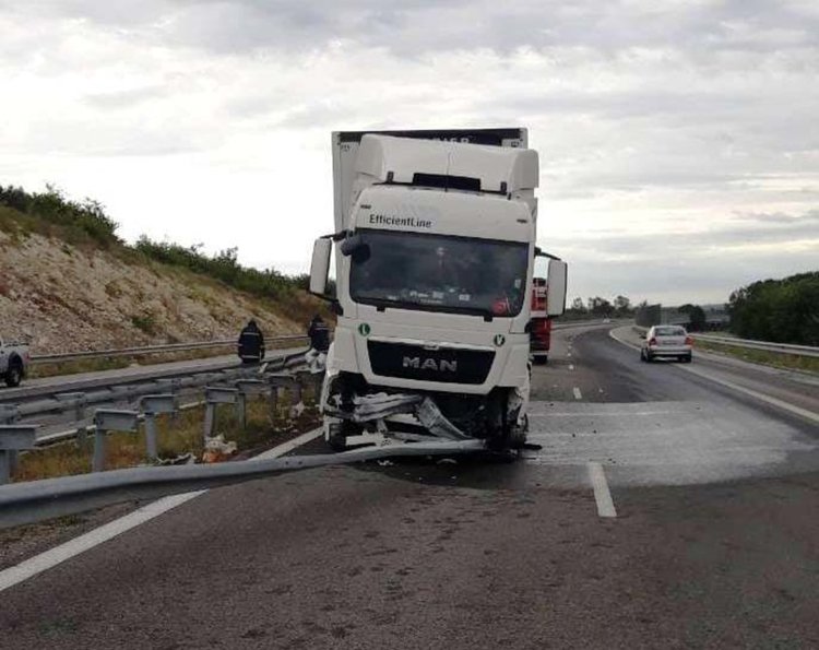 Тир разби близо 200 м мантинела на магистралата