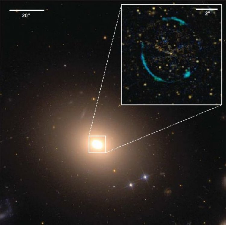 Снимка на галактиката ESO 325-G004 и Айнщайновия пръстен, направена от телескопа Хъбъл.