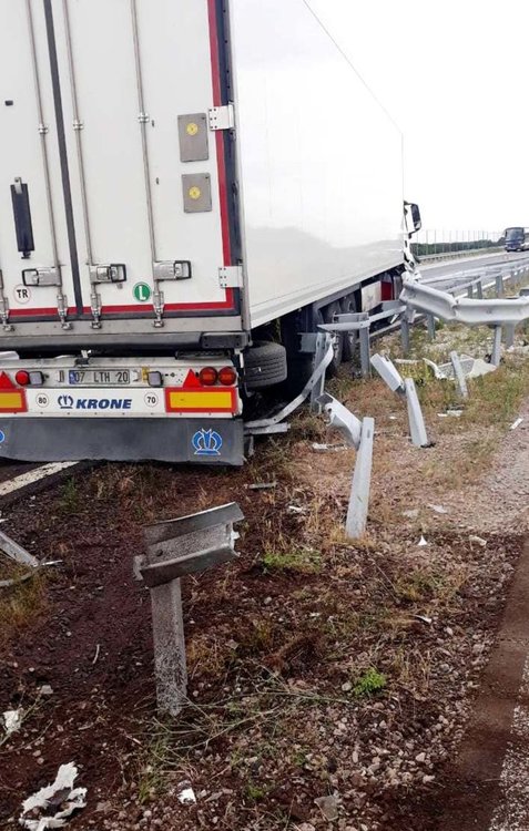 Тир разби близо 200 м мантинела на магистралата