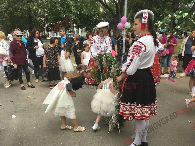 500 калиници направиха Асеновград по-бял и по-красив на Еньовден