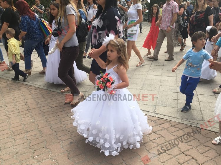 500 калиници направиха Асеновград по-бял и по-красив на Еньовден