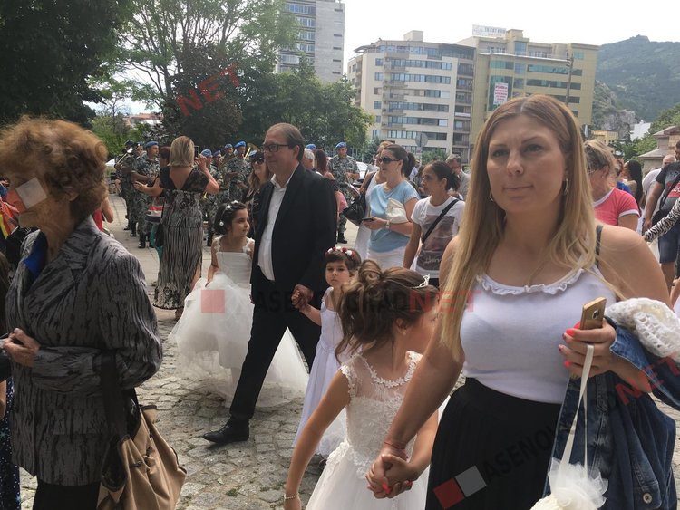 500 калиници направиха Асеновград по-бял и по-красив на Еньовден