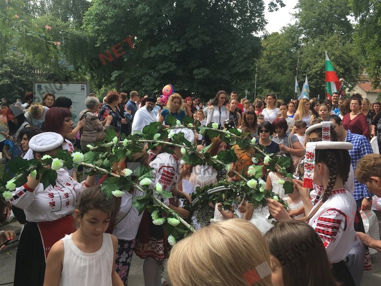 500 калиници направиха Асеновград по-бял и по-красив на Еньовден