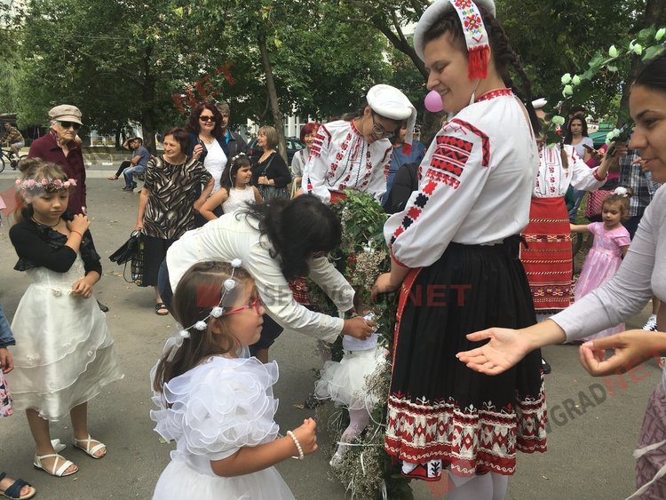 500 калиници направиха Асеновград по-бял и по-красив на Еньовден