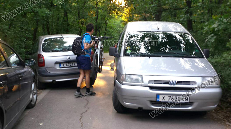 Автомобили блокират велоалеята на Кенана, колички и колела - на една гума