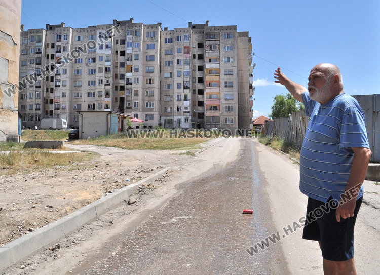 Запушен канал в 42 блок в „Орфей“ увонява махалата