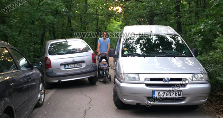 Автомобили блокират велоалеята на Кенана, колички и колела - на една гума